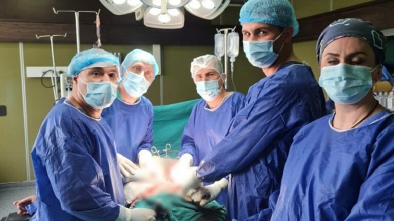 Operacioni i rrallë kryhet me sukses. Ministrja e Shëndetësisë përgëzon mjekët