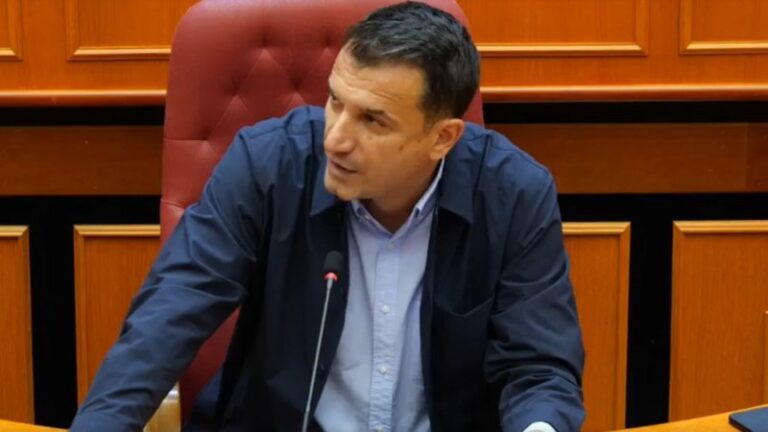 Dhunë në mbledhjen e Këshillit Bashkiak të Tiranës, Tedi Blushi godet me letra Veliajn: Më ngatërron me atë me bllok në dorë mua