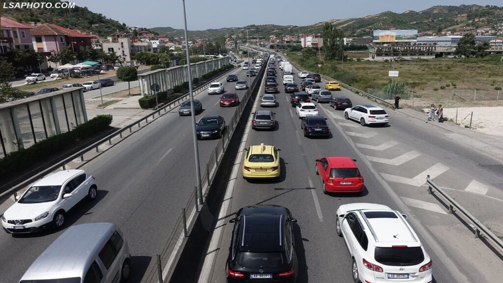 Trafik 8 kilometrik në aksin rrugor Tiranë-Durrës. Shkak bëhet një aksident