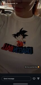 Bora në storyt e saj Instagram ka postuar 1 selfie në ambjente shtëpie