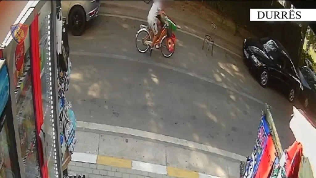 Pamjet/ 32-vjeçari i vidhte varëset qytetarëve duke bërë xhiro me biçikletë