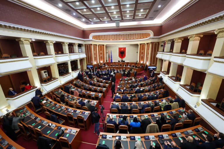 Sot dhe nesër Kuvend/ Kalon për votim drafti i dakordësuar PS-PD për “Zgjedhoren”
