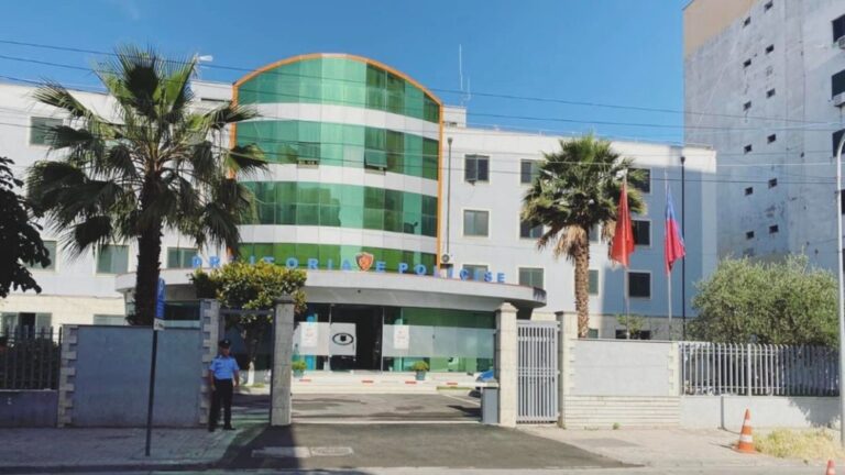 Ushtruan dhunë ndaj gruas dhe bashkëjetueses, policia e Durrësit arreston dy persona Ushtruan dhunë ndaj gruas dhe bashkëjetueses, policia e Durrësit arreston dy persona
