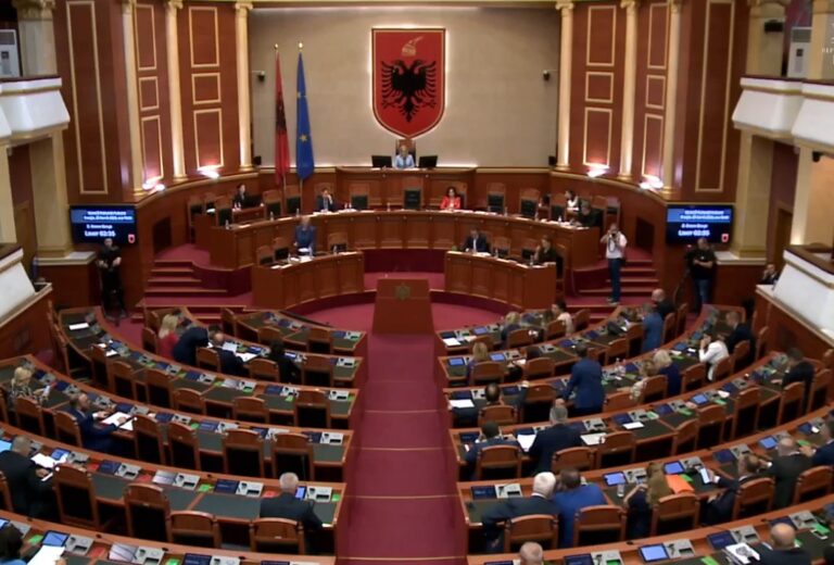 Sot pritet dekretimi i presidentit për ministrat e rinj, Kuvendi mblidhet pasdite në orën 18:00