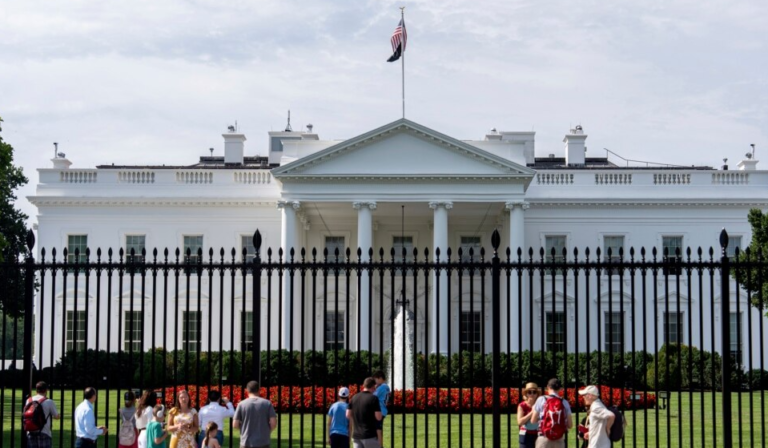 A ka fuqinë ta shkatërrojë demokracinë një president amerikan?