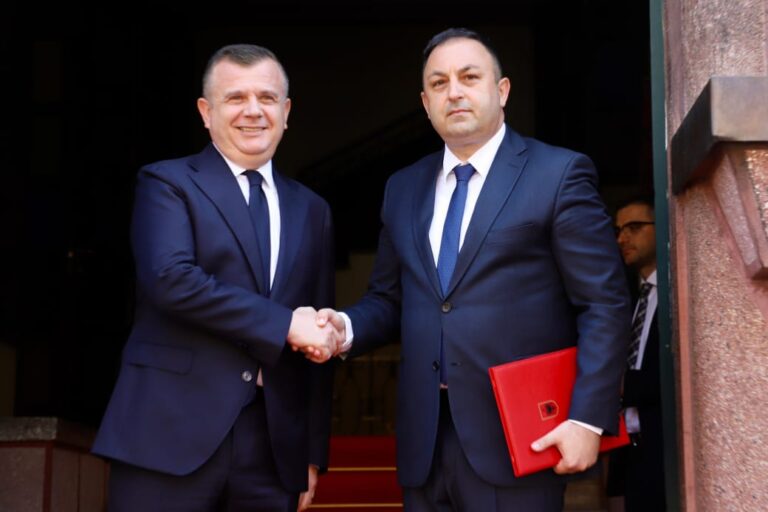 Ceremonia/ Ervin Hoxha merr detyrën si Ministër i Brendshëm