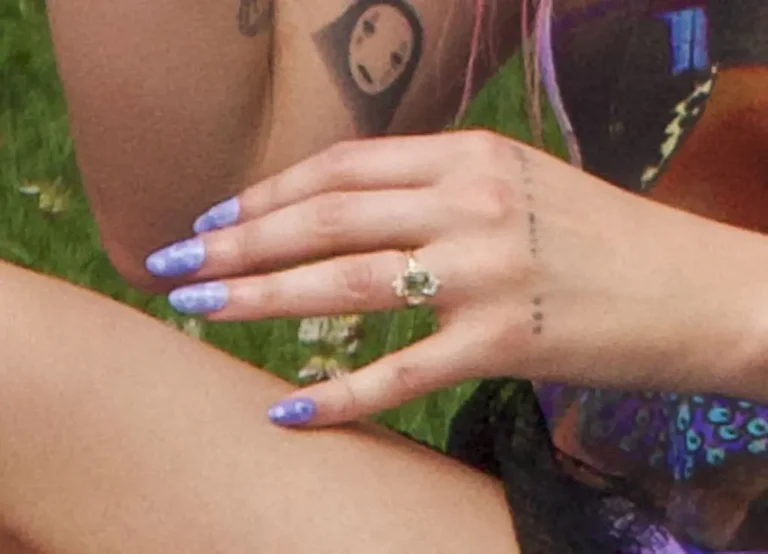 Aludohet të jetë fejuar. Halsey shfaqet me unazë në gisht