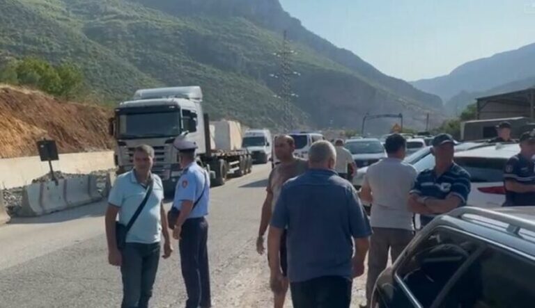 Mbeten të izoluar pa rrugë dytësore/ Banorët protestojnë në aksin nacional Elbasan-Librazhd, bllokohet qarkullimi