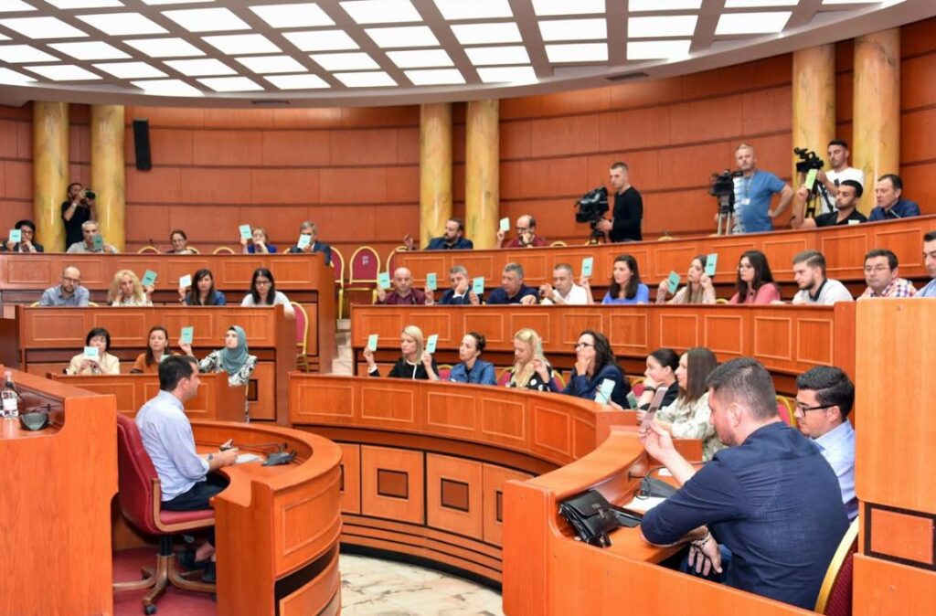 Dhunë në mbledhjen e Këshillit Bashkiak të Tiranës, Tedi Blushi godet me letra Veliajn: Më ngatërron me atë me bllok në dorë...