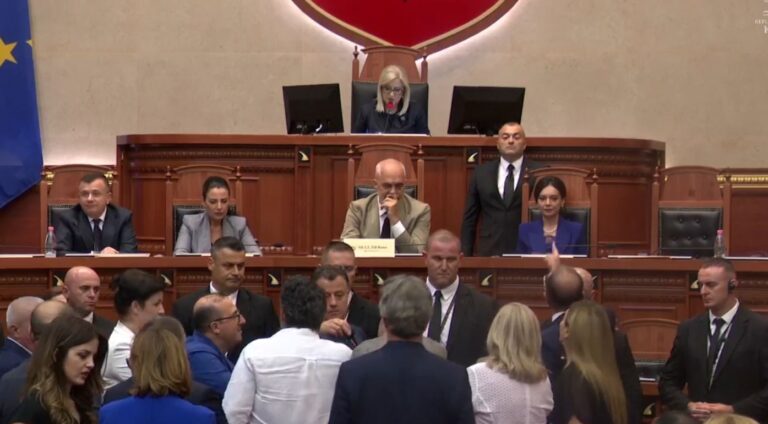 Kuvendi miratoi ndryshimet në qeveri, opozita krijojë tension Kuvendi miratoi ndryshimet në qeveri, opozita krijojë tension