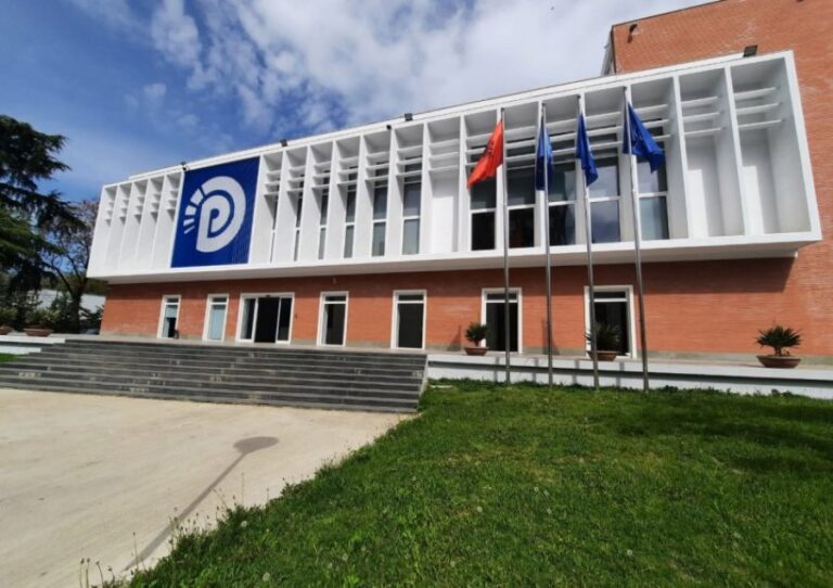 Vula e PD-s i kalon Berishës. Zbardhet vendimi i Gjykatës së apelit (Dokumenti) Vula e PD-s i kalon Berishës. Zbardhet vendimi i Gjykatës së apelit (Dokument)