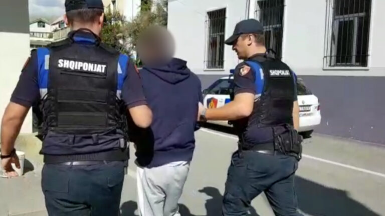 Plagosi kushërinjtë me armën e shërbimit, arrestohet polici