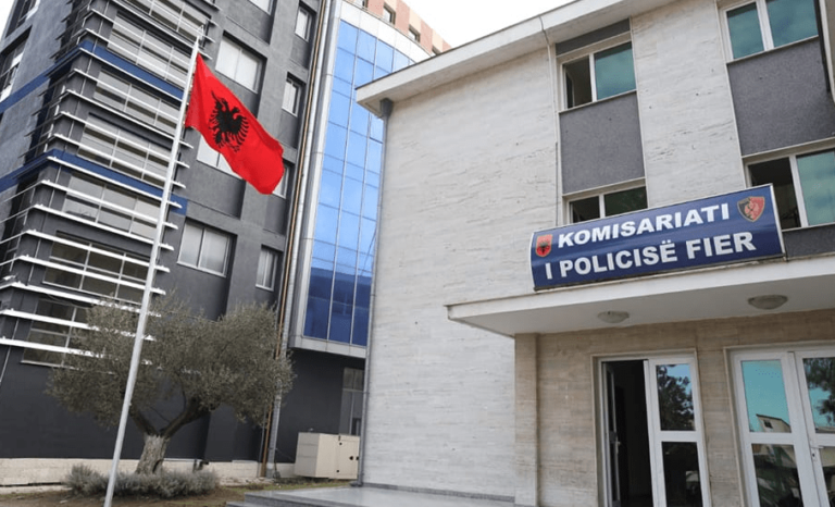 Përplasen 2 makina në Fier, lëndohen pasagjerët Përplasen 2 makina në Fier, lëndohen pasagjerë