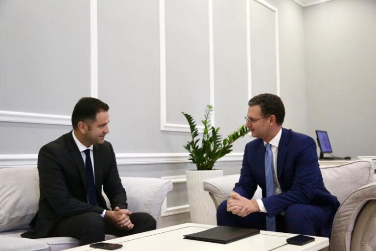 Betimi te Presidenti Begaj/ Mete i përcjell detyrën Ministrit të ri të Financave, Petrit Malaj Betimi te Presidenti Begaj/ Mete i përcjell detyrën Ministrit të ri të Financave, Petrit Malaj