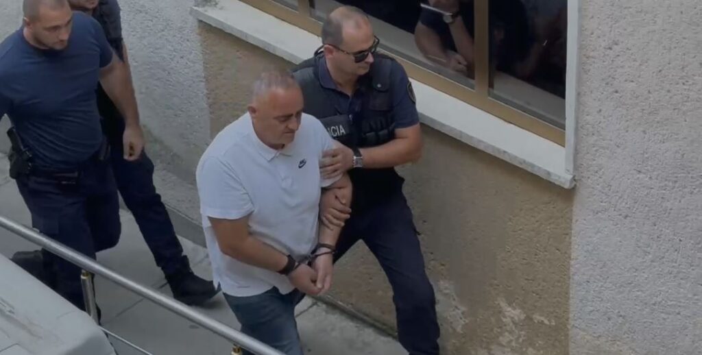 Mbi 14 muaj në burg kërkon lirimin me kusht/ I prangosur dhe i shoqëruar nga policët Beleri mbërrin në Gjykatën e Fierit