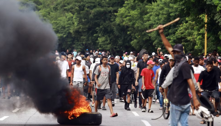 Venezuelasit përleshen me policinë pas rezultatit të kontestuar të zgjedhjeve