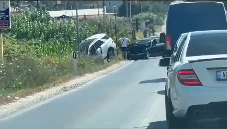 Aksident i rëndë në Fier/ Audi përplaset “kokë më kokë” me Benz-in