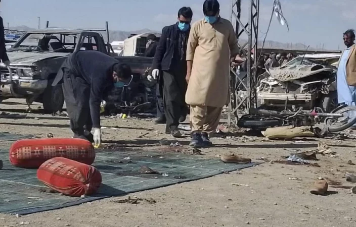 Tragjedi në Pakistan/ 2 fëmijë po kalonin rrugën kur iu plasi bomba poshtë këmbëve Tragjedi në Pakistan/ 2 fëmijë po kalonin rrugën kur iu plasi bomba poshtë këmbëve