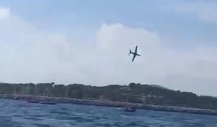 Shfaqje ajrore në Francë/ Rrëzohet avioni, piloti rezulton i zhdukur Shfaqje ajrore në Francë/ Rrëzohet avioni, piloti rezulton i zhdukur