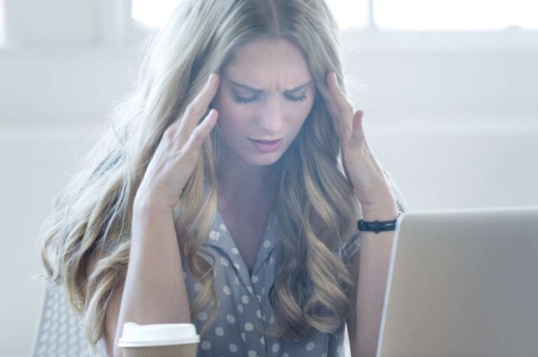 Pse shtohen dhimbjet e kokës gjatë vapës? Ja si ta shmangni një sëmundje të tillë