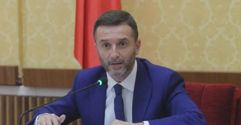 Denoncimi i fortë i Erjon Braçes: Forcimi i Lekut nuk reflektohet në uljen e çmimeve të karburanteve dhe ushqimeve