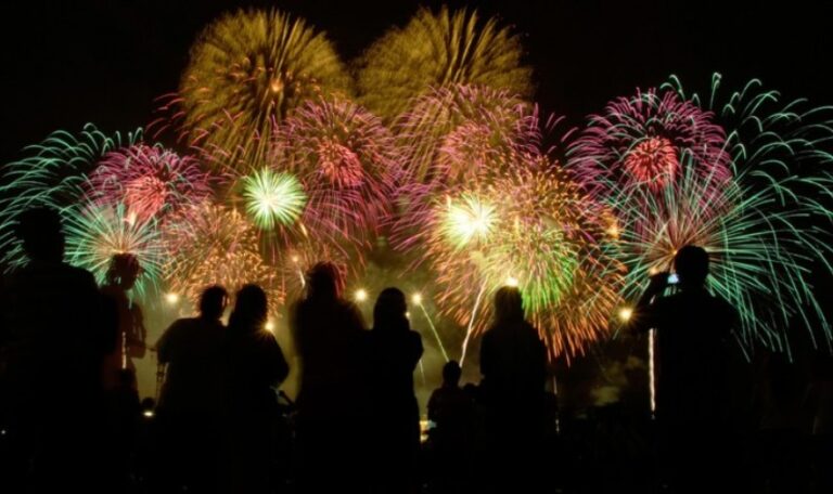 Studimet: Fishekzjarret një nga arsyet e ndotjes së ajrit