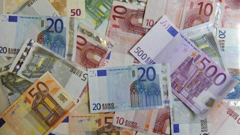 Euro bie përsëri, më afër se kurrë me pragun e 100 lekëve