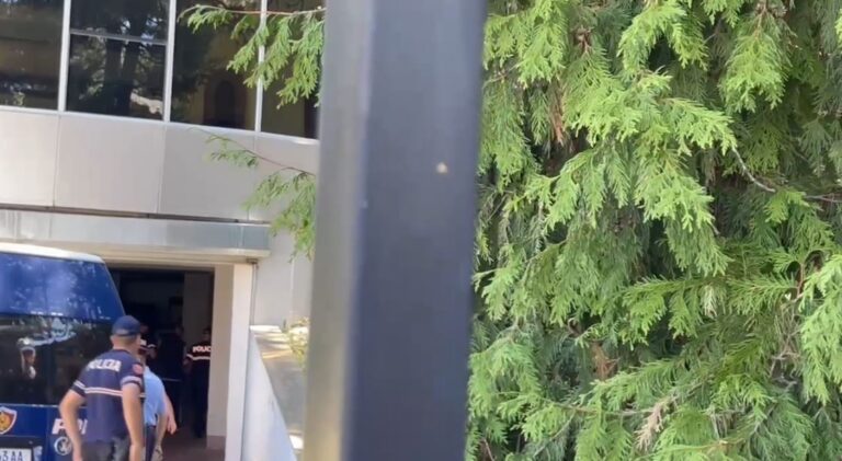 “Kafshë”, Britma dhe ulërima/ Motra e viktimës në Pogradec shpërthen ndaj autorëve të krimit: Dua t’i shikoj