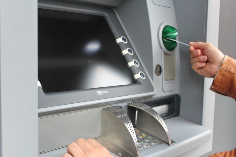 Depozitimet e parasë në ATM po rriten për të shtatin vit radhazi