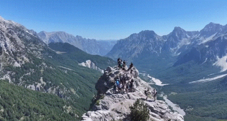 "E pakonkurrueshme"/ Rama publikon videon: Valbona e vizituar si asnjëherë më parë nga turistët që zgjedhin freskinë e maleve