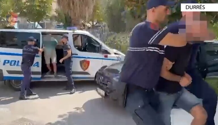 EMRAT/ Marrin me forcë në makinë 44-vjeçarin dhe e kërcënojnë, arrestohen dy vëllezërit nga Durrësi Marrin me forcë në makinë 44-vjeçarin dhe e kërcënojnë, arrestohen dy vëllezërit nga Durrësi