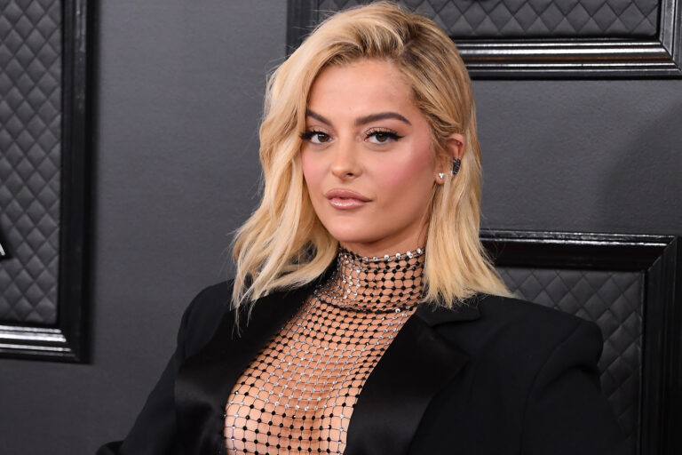 Romanticitet në bregdet/ Bebe Rexha fotografohet me të dashurin e ri