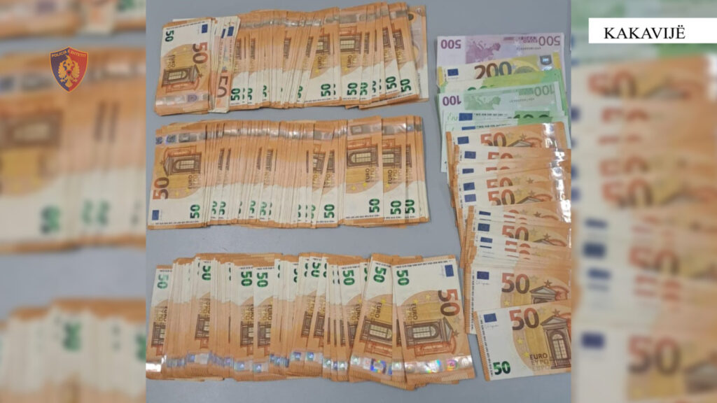Nuk deklaroi 20 mijë euro/ Ndalohet në kufi i riu dhe i sekuestrohen shumat e parave