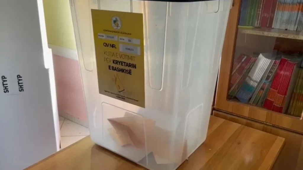 Konfuzione në Himarë/ Njerëzit duan të thyejnë ligjin e të votojnë me karta të skaduara