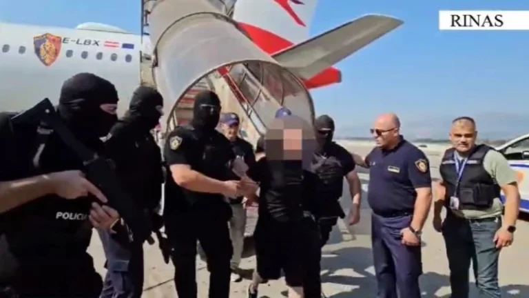 Pamje/ Në shoqërimin e dhjetëra policëve. Leonard Duka mbërrin në Rinas