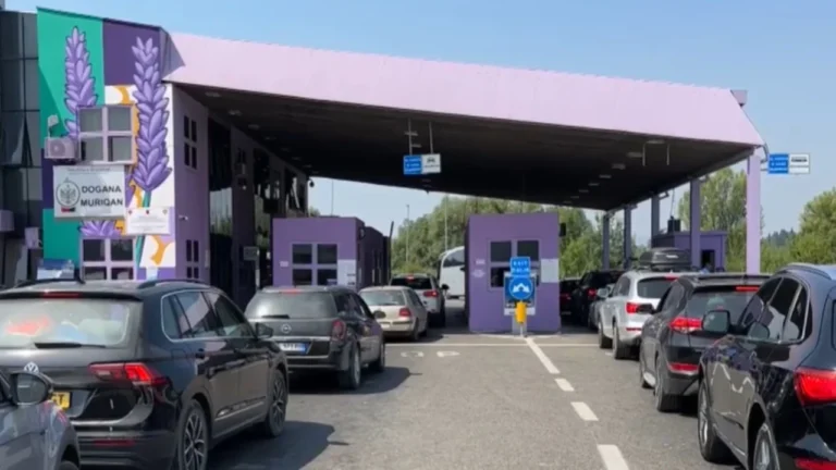 Turistët vazhdojnë të zgjedhin bregdetin shqiptar/ Radhë të gjata në Muriqan