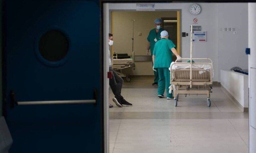 Nuk i pëlqeu shërbimi/ Pacienti godet me grusht infermieren