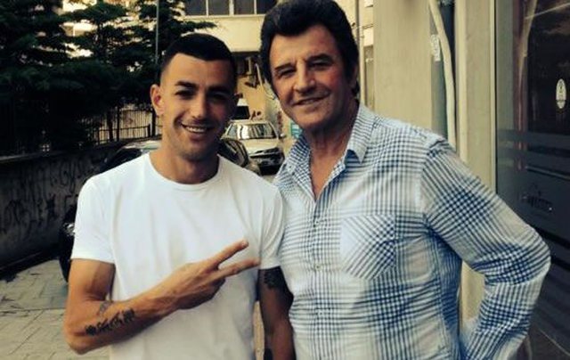 “Një flliqësirë e tokës.”/Stresi shpallet në kërkim, reagon Sali Lushaj: Më mori babai i Medi Isenit në telefon, kanë përdhosur varret e vëllezërve të mi "Një flliqësirë e tokës.”/Stresi shpallet në kërkim, reagon Sali Lushaj: Më mori babai i Medi Isenit në telefon, kanë përdhosur varret e vëllezërve të mi