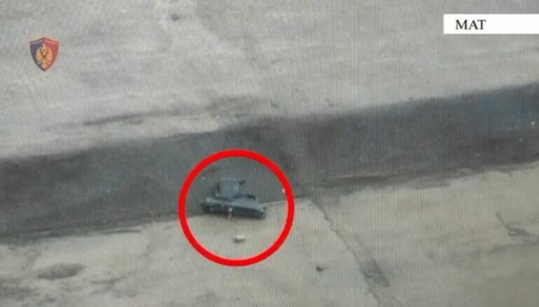 Kuptoi që po ndiqej nga policia/ 23-vjeçari hedh armën nga makina mbi tarracën e një lokali, arrestohet i riu në Mat