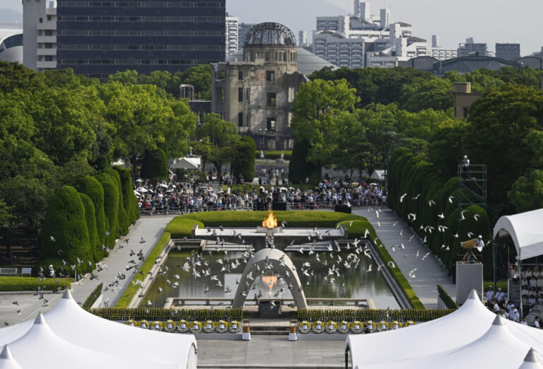 Japonia dyfishon shpenzimet e mbrojtjes për shkak të kërcënimeve nga Pekini, Pheniani dhe Moska Japonia dyfishon shpenzimet e mbrojtjes për shkak të kërcënimeve nga Pekini, Pheniani dhe Moska