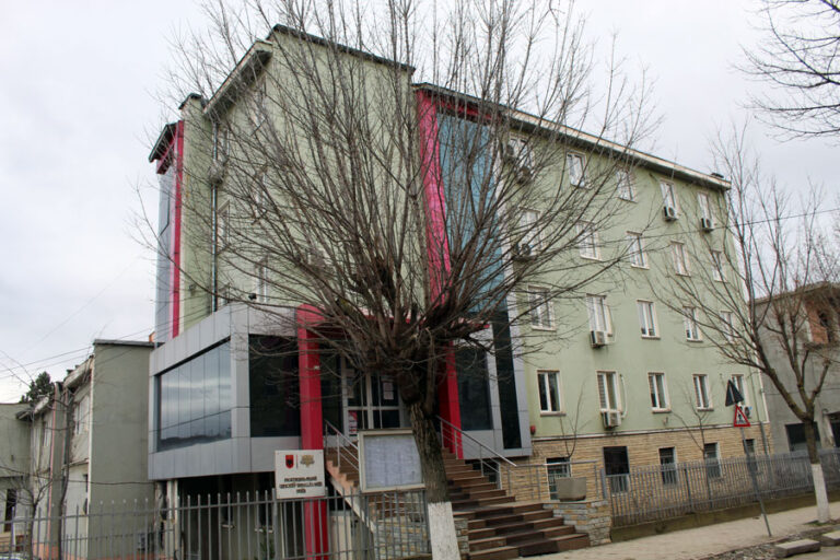 Ushtroi dhunë ndaj shefit të Policisë Bashkiake Bulqizë në 2023, arrestohet 19-vjeçari