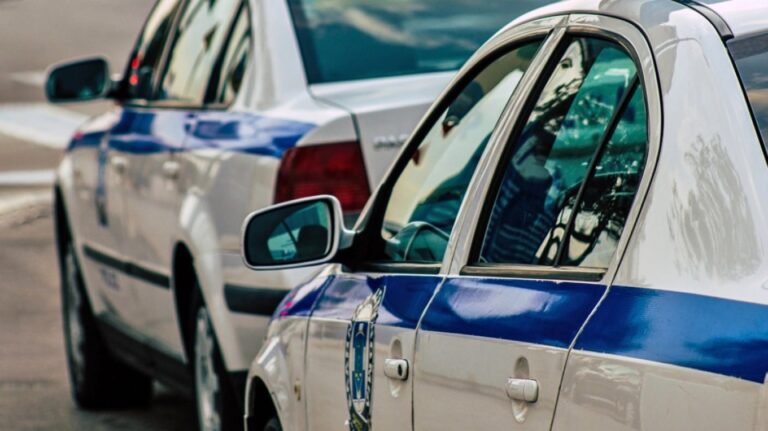 “Bënte foto n*do dhe ua niste burrave online”/ E bija akuzon se nëna e mbante të kyçur, gjykata i jep lirinë