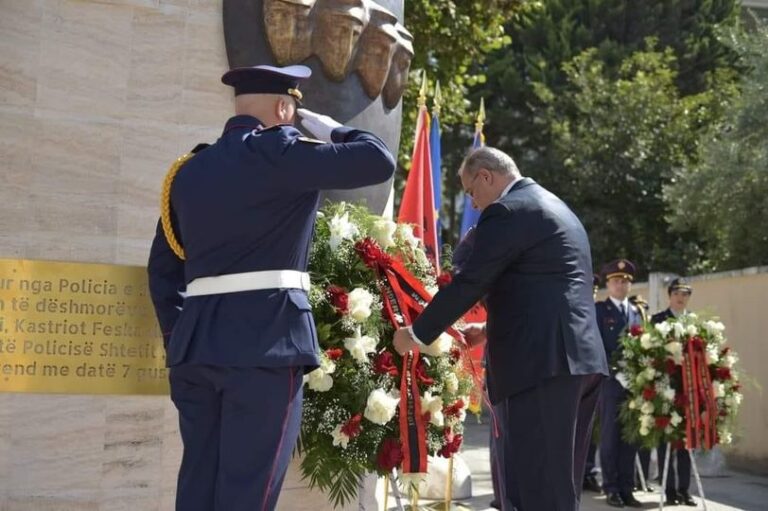 U ekzekutuan nga Dritan Dajti/ Ministri Hoxha kujton me dhimbje 4 policët: Siguria e vendit kërkon përkushtim dhe heroizëm U ekzekutuan nga Dritan Dajti/ Ministri Hoxha kujton me dhimbje 4 policët: Siguria e vendit kërkon përkushtim dhe heroizëm