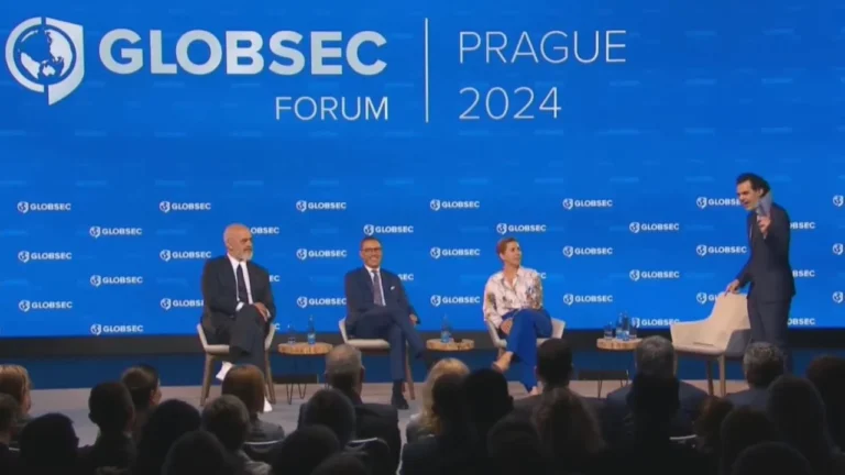 Rama replika me moderatorin e panelit: Sillni kafen turke të shohim të ardhmen, mos u gjermanizo