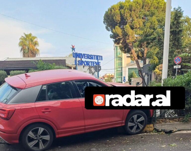 Aksident pranë Universitetit të Sporteve në Tiranë, makina përfundon mbi bordurat ndarëse të rrugës