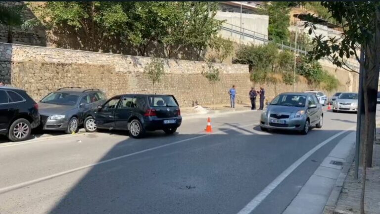 Aksident i trefishtë në Pogradec, automjeti përplas dy makina të parkuara Aksident i trefishtë në Pogradec, automjeti përplas dy makina të parkuara