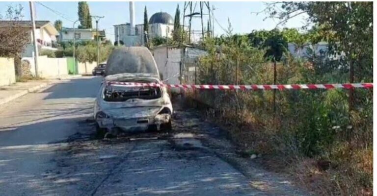 Përfshihet nga flakët gjatë ecjes, shkrumbohet makina në Thumanë Përfshihet nga flakët gjatë ecjes, shkrumbohet makina në Thumanë