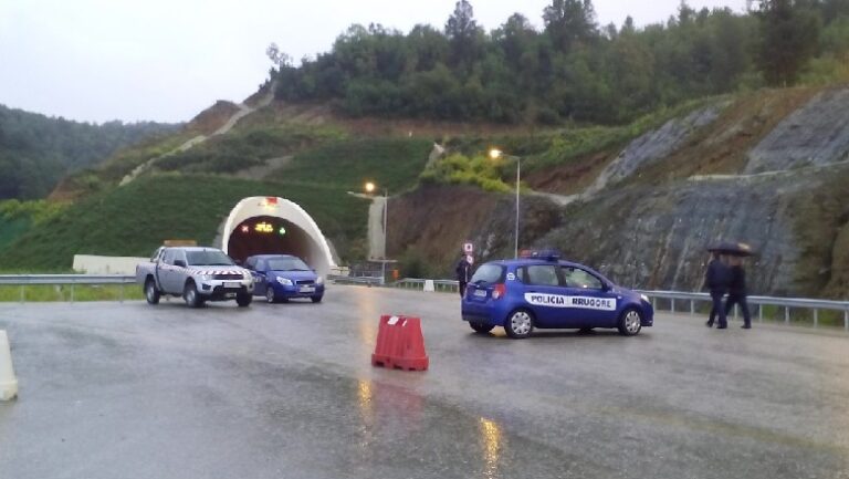 FOTO/ Aksident i trefishtë në autostradë, mbesin të plagosur 4 persona Aksident i trefishtë në autostradë, mbesin të plagosur 4 persona
