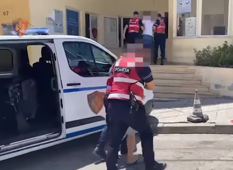 Plas grushti në Korçë/ Njëri dhunon babanë, tjetri 48-vjeçarin