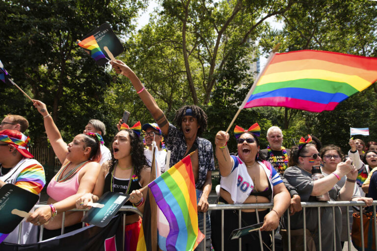 Jo vetëm Rusia tashmë dhe Gjeorgjia kufizon të drejtat e LGBT, presidentja kundërshton vendimin Jo vetëm Rusia tashmë dhe Gjeorgjia kufizon të drejtat e LGBT, presidentja kundërshton vendimin